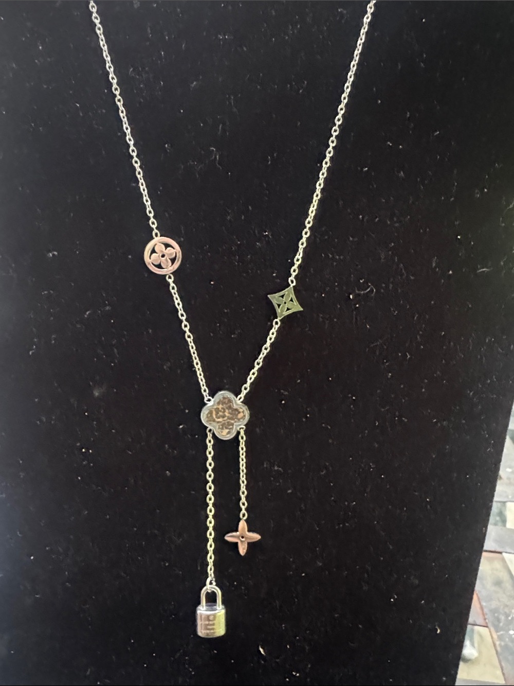 Necklace Delicate silver -Tone Pendant Lariat Necklace - Floral & Lock Accents